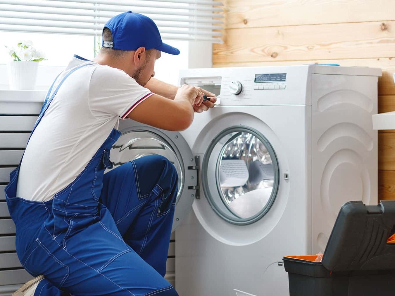 Técnico del servicio técnico Balay reparando electrodoméstico en Zamora